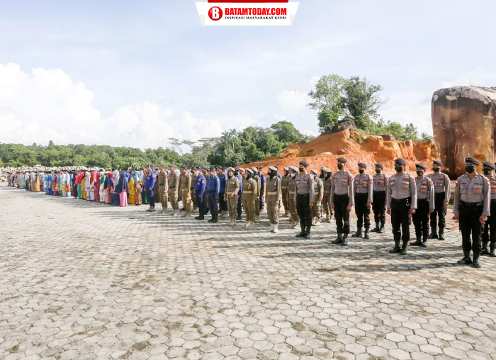 Peserta Upacara peringatan Hari Jadi Kabupaten Kepulauan Anambas ke-14 di Lapangan Setdakab Anambas